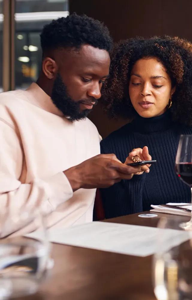 Les clients qui peuvent commander dans le restaurant via un code QR ou directement à partir du service à la table.